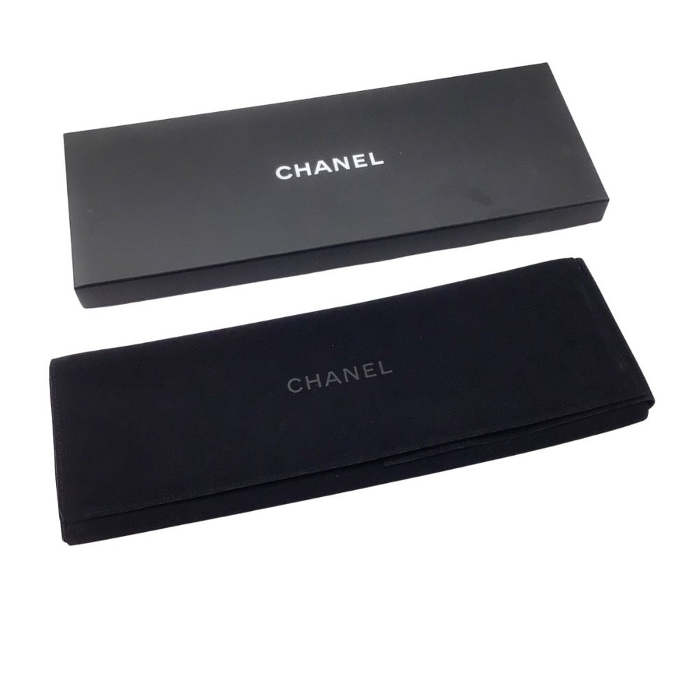 CHANEL GUNMETAL 2017 CRYSTAL EMBELLISHED CC LOGO TRIPLE STRAND PEARL NECKLACE - Picture 11 of 13